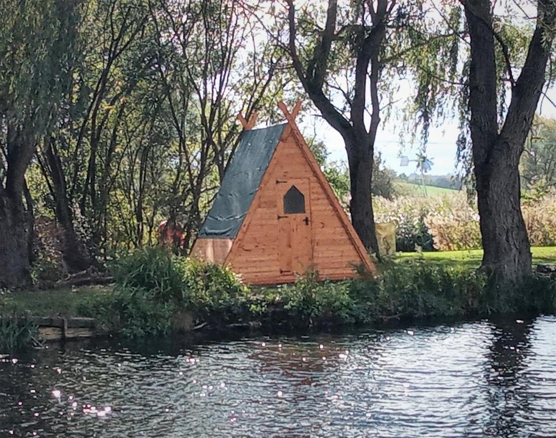 George's lakeside wooden tipi Hotel Clare Buitenkant foto