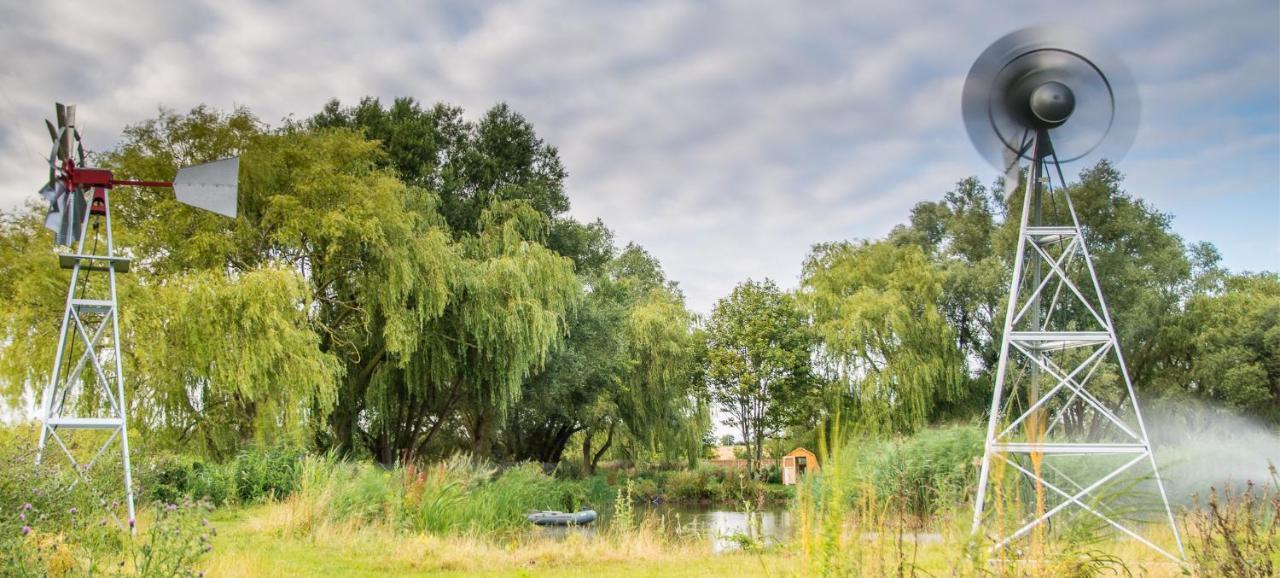 George's lakeside wooden tipi Hotel Clare Buitenkant foto