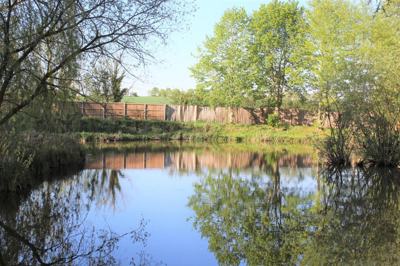 George's lakeside wooden tipi Hotel Clare Buitenkant foto