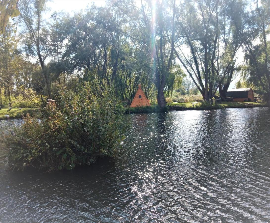 George's lakeside wooden tipi Hotel Clare Buitenkant foto