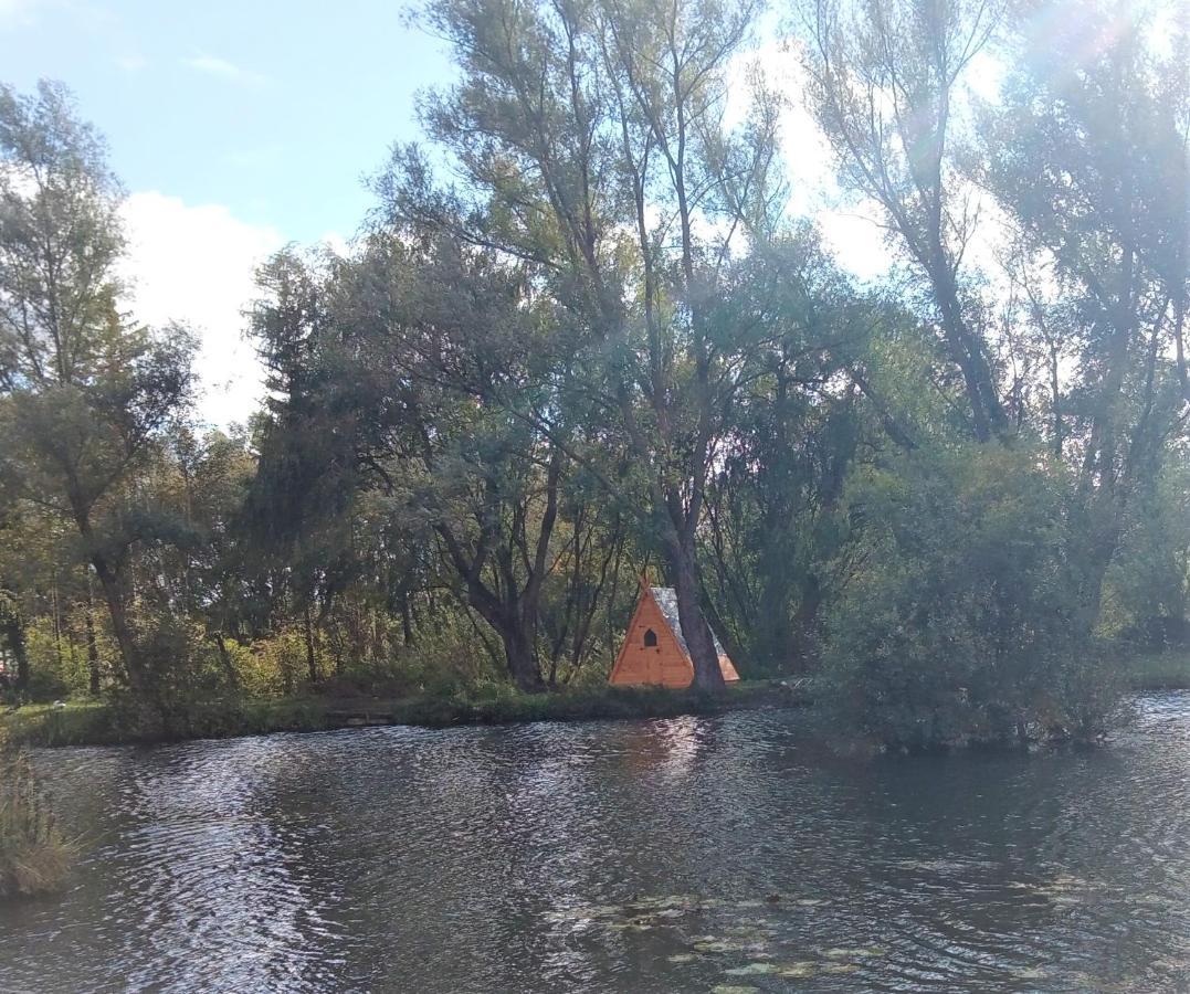 George's lakeside wooden tipi Hotel Clare Buitenkant foto