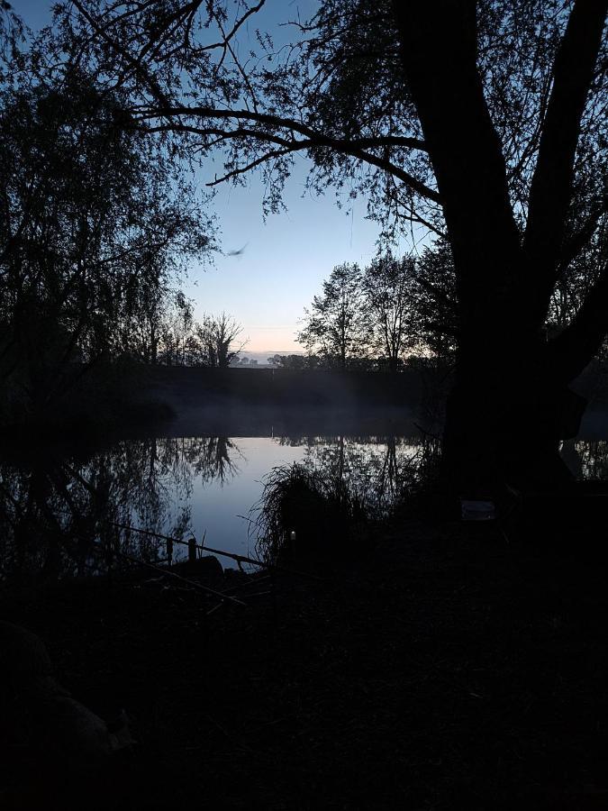 George's lakeside wooden tipi Hotel Clare Buitenkant foto
